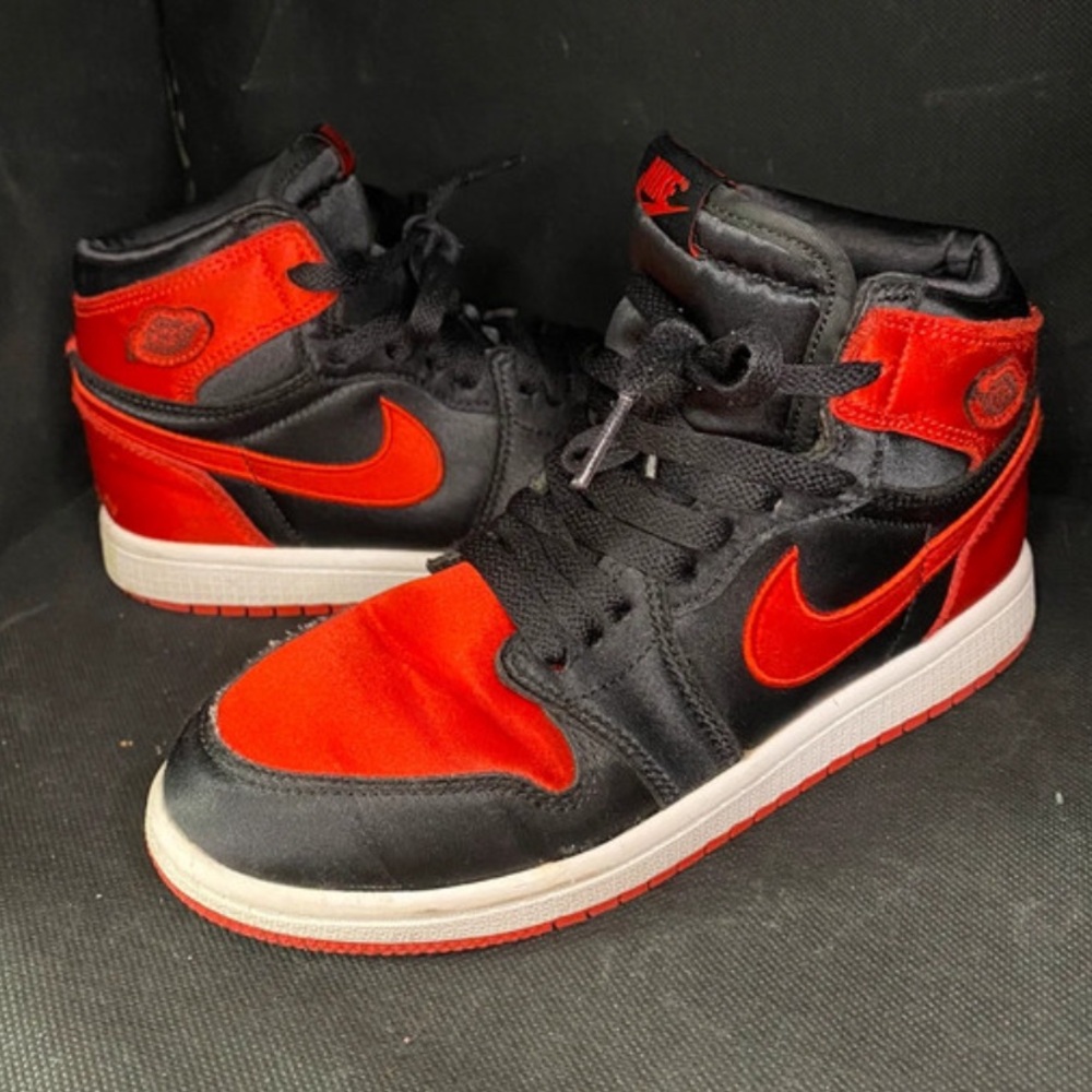 Nike Air Jordan 1 Retro High 'Satin Bred'